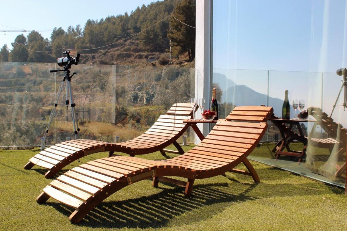 Terraza con vistas de Guadalest Galaxy Bubble Hotel en Benimantell