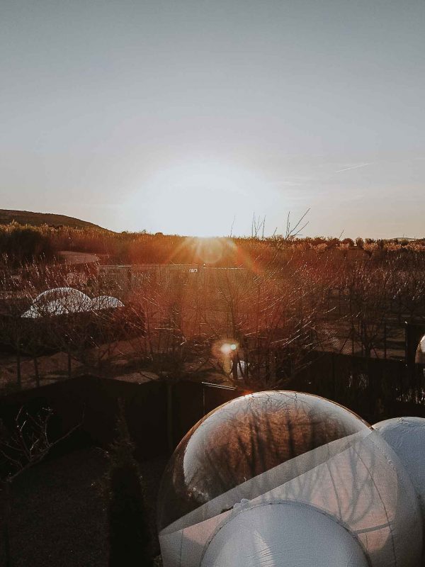 Burbuja de Nomading Camp Alicante al atardecer en Villena