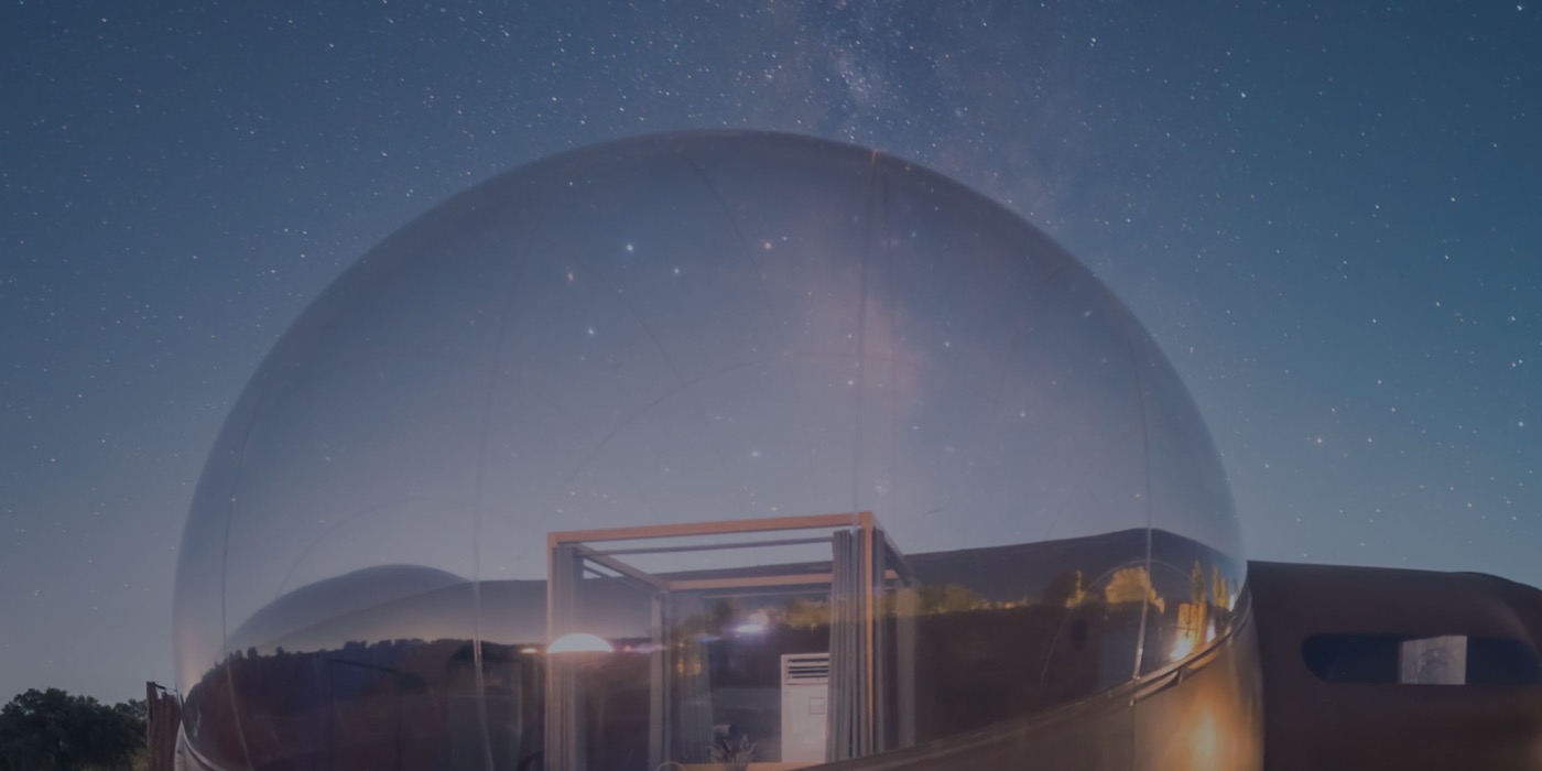 Burbuja de Miluna Open Nature Rooms bajo el cielo nocturno
